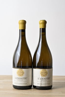 deux bouteilles de vin posées l'une à côté de l'autre sur une table en bois