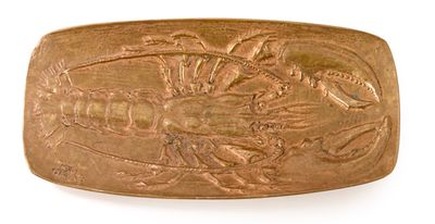 un gros plan sur une boucle de ceinture en or ornée d'un homard