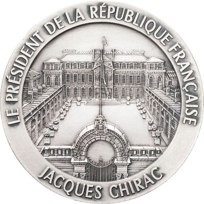 une image représentant une médaille d'argent sur laquelle figure l'effigie d'un palais