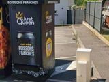 un distributeur automatique orné d'une image représentant une reine et un dragon