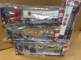 Plusieurs camions miniatures sont emballés dans des sacs en plastique sur une table