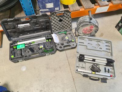 de nombreux outils posés sur le sol de la pièce