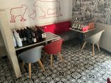 des tables et des chaises dans une pièce dont l'un des murs est orné d'une vache dessinée