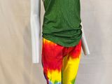 un pantalon et un débardeur tie-dye aux couleurs de l'arc-en-ciel, présentés sur un mannequin