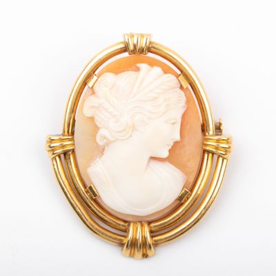 une broche-cameo en or et nacre représentant une femme de profil