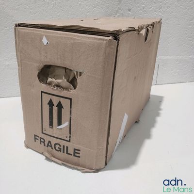 une boîte en carton sur laquelle est apposée une étiquette « Fragile »