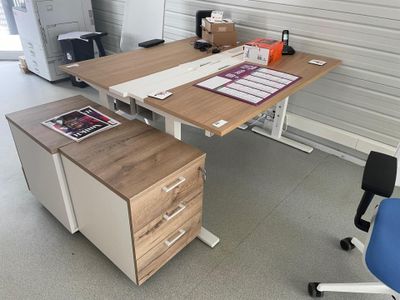 un bureau avec un classeur et une chaise dans la pièce