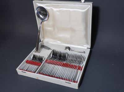 des couverts dans un coffret muni de poignées rouges et contenant des cuillères