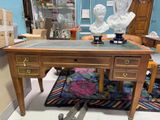 un bureau avec un plateau en marbre sur lequel se trouvent une paire de ciseaux