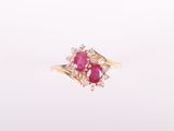 gros plan d'une bague en diamant rose et blanc sur fond blanc