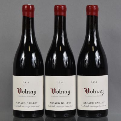 trois bouteilles de vin rouge posées sur une table