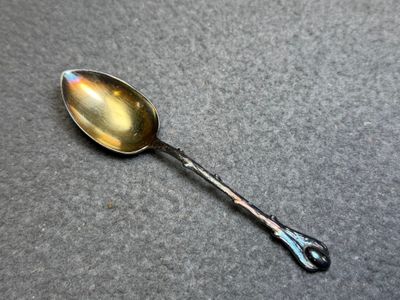 Douze cuillères à moka en métal argenté.