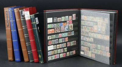 un livre avec beaucoup de timbres