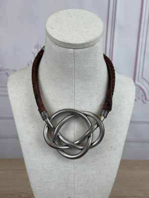 gros plan d'un collier sur un mannequin mannequin