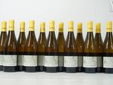 six bouteilles de vin alignées sur une table