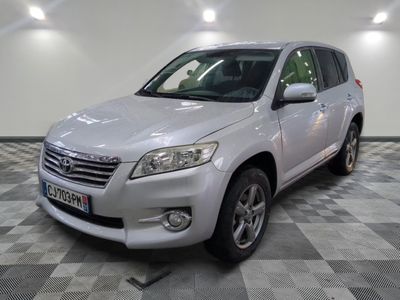 une photo d'une Toyota RAV blanche garée dans un garage