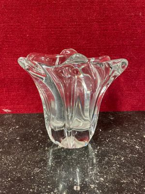 DAUM FRANCE Vase en cristal de forme mouvementée. Signé à la…