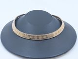 un gros plan d'un chapeau posé sur une surface blanche