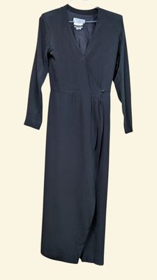 the dress is black and has long sleeves and a v - neck