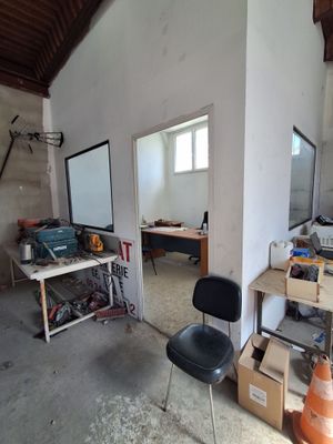 une photo d'une pièce où règne un grand désordre