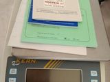 une pile de papiers posée sur une balance
