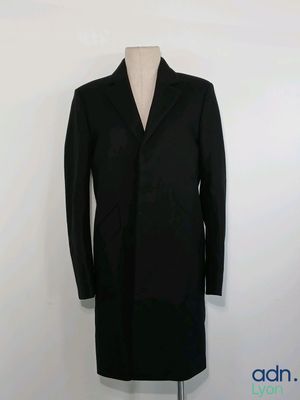 une image d'un manteau noir sur un support de mannequin
