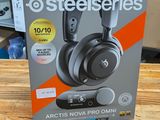 une photo d'une boîte de casques SteelSeries posée sur une table