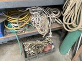 un tas de cordes posé sur une étagère dans un garage