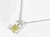 une chaîne en argent ornée d'un pendentif en diamant jaune