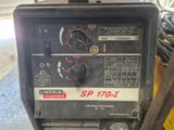 l'image d'une machine posée sur le sol