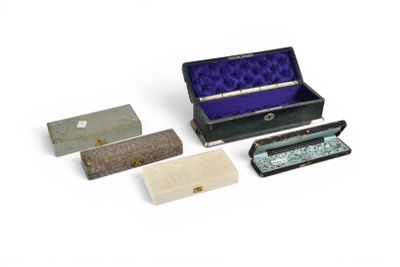 une boîte contenant divers objets