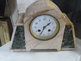 une horloge posée sur une table