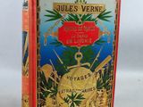 un vieux livre rouge avec une bordure dorée et une couverture rouge