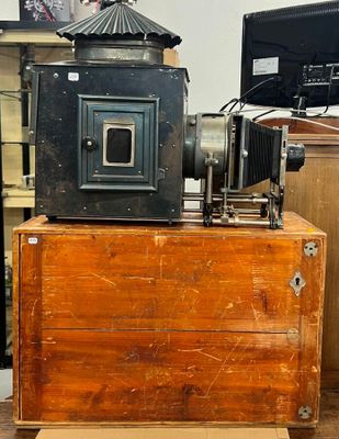 un coffre en bois sur lequel est posée un appareil photo