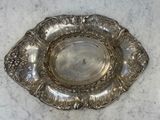 un plateau d'argent posé sur une table