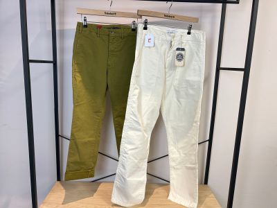 un pantalon pour homme suspendu à un portant dans un magasin de vêtements