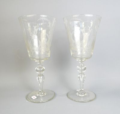 une paire de verres à pied en verre transparent posés sur une table blanche