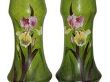 deux vases sur lesquels sont peints des fleurs sur fond blanc