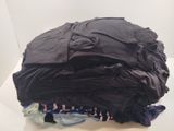 une pile de vêtements posée sur une table, sur fond blanc