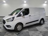 la camionnette blanche est garée sur un sol carrelé en damier