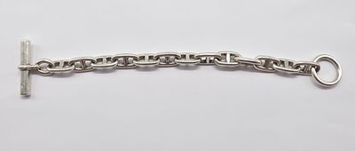 un gros plan sur un bracelet à chaîne en argent muni d'un fermoir