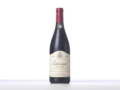 la bouteille de vin est posée sur la table sur fond blanc