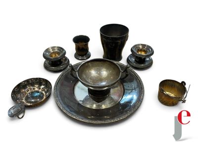 un plateau en argent sur lequel sont disposées des tasses et des soucoupes