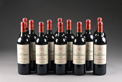 six bouteilles de vin rouge sont alignées