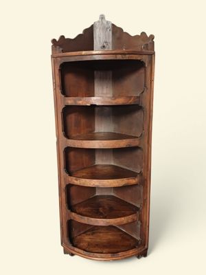 une photo d'une bibliothèque en bois comportant quatre étagères