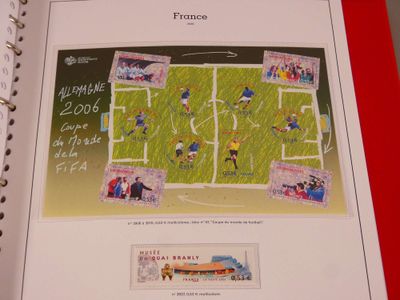 une photo d'un livre sur laquelle figure une photo d'un match de football