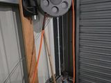 un tuyau fixé sur le côté d'une porte de garage
