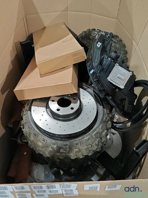 une boîte remplie d'objets divers, dans une boîte en carton