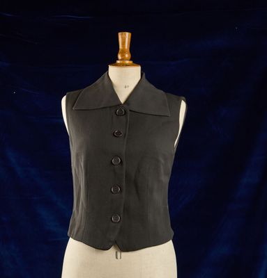 un gilet noir pour femme sur un mannequin, un mannequin, un mannequin, un mannequin, un mannequin, un mannequin, un mannequin, un mannequin