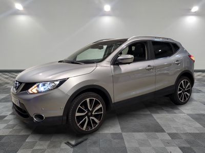 le suv argenté de nissan est garé sur un carrelage à carreaux